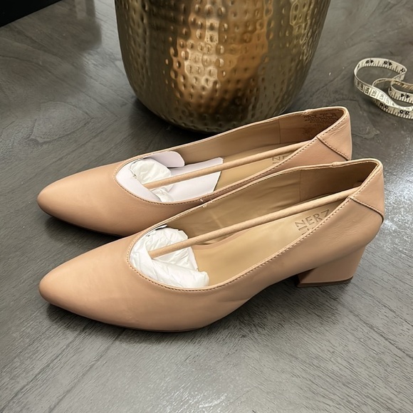 Naturalizer Malynn Womens Leather Pointed Toe Pumps (WIDE) - Picture 7 of 12